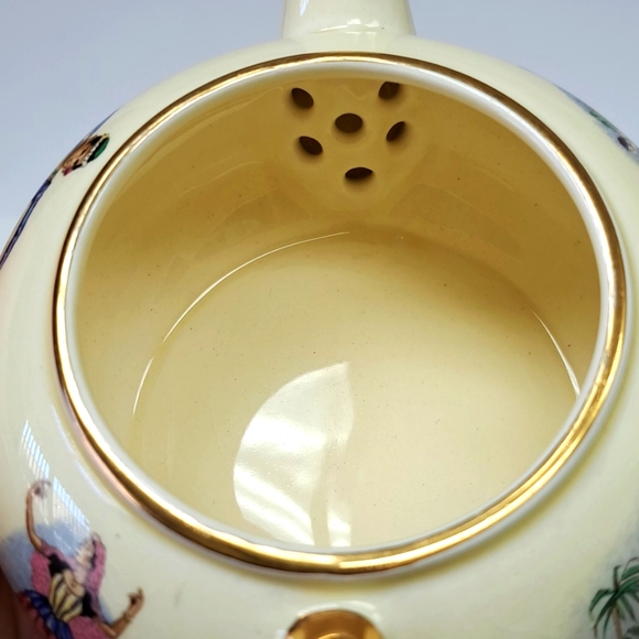 Vintage 1940's Royal Winton " National Dances " mini teapot stacking set - Picture 6 of 16